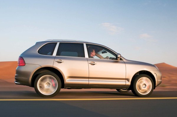 Плюсове - отлично представяне и управление, премиум кабина с висококачествени материали, прилична проходимост при правилните гуми.

Минуси - високи текущи разходи, колеблива надеждност, твърдо каране.

По време на краткия си живот, оригиналният Cayenne Turbo S изглежда оборваше законите на физиката с удивителното си ускорение и способност да влиза в завои. Това се дължеше главно на страхотния му 4,5-литров V8 двигател с две турбини, който развиваше 514 к.с.  Сега е наличен за около 8 500 евро по попуярните европейски сайтове. Определено е оферта, но и тук трябва да сте подготвени за харчове след покупка. 

Гледайте за  проблеми с цилиндрите и течове на охлаждаща течност. Но като цяло е пълно с добри представители на този звяр.
